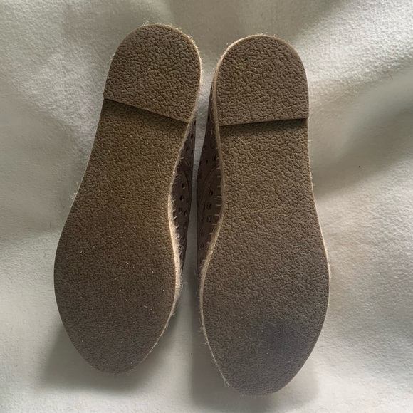 Indigo Rd Irlaney Perforated Oxford Suede Espadrille Womens 8 M Taupe Shoes - Picture 7 of 7